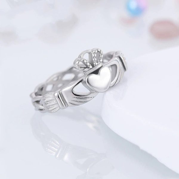 Wide-brimmed Hollow Hand Holding Love Heart-shaped Ring