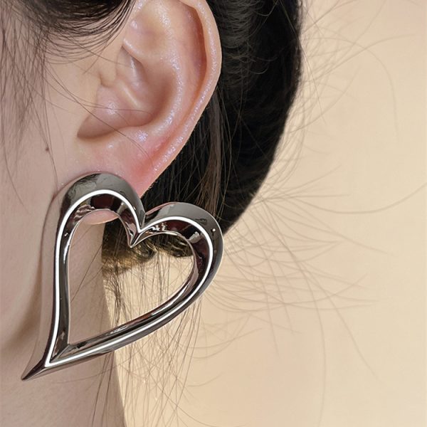 European And American Eye-catching Hollow Metal Heart Ear Studs Special-interest Design Suitable For Summer Earrings