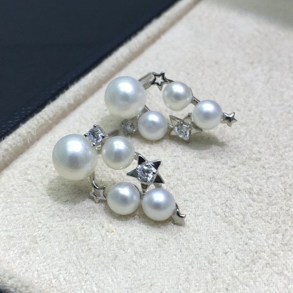 4-6mm White Non-nuclear Freshwater Flat Round Pearl Stud Earrings