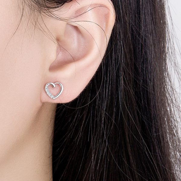 Women's Simple Fashion Heart-shaped Stud Earrings