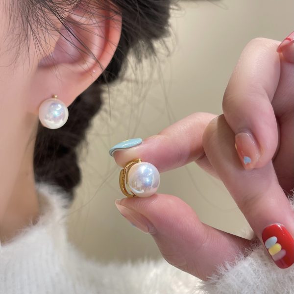 Simple And Compact Sweet Round Pearl Ear Clip