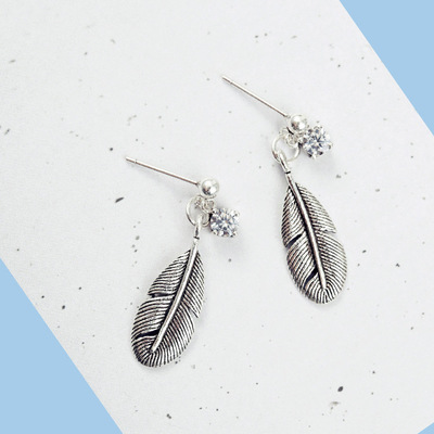 All-match feather stud earrings