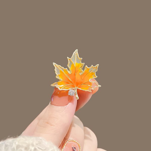 Small Maple Leaf Anti-exposure Brooch Female High Sense Upscale Retro Fixed Clothes