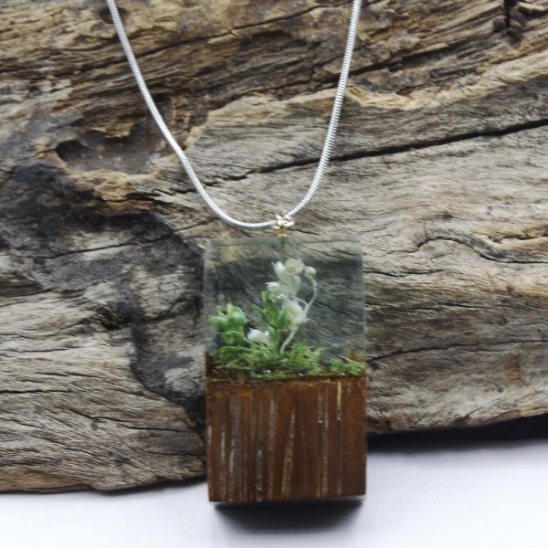 Spring Returns Snow-style Dried Flower Necklace