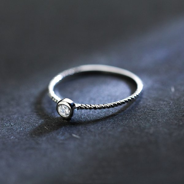 Women's Fashion Single Diamond Twist S925 Silver Ring