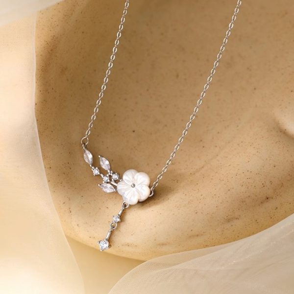 High-grade Camellia Zircon Necklace Popular Light Luxury Minority Exquisite Temperamental Cold Style