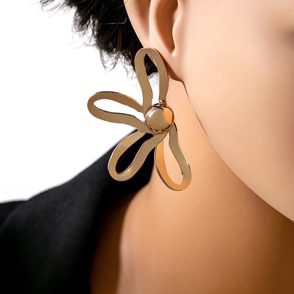 European And American Retro High-grade Flower Cutout Earrings