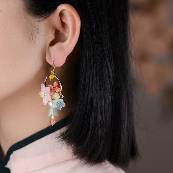 Antique Style Earrings Paired With Cheongsam Retro